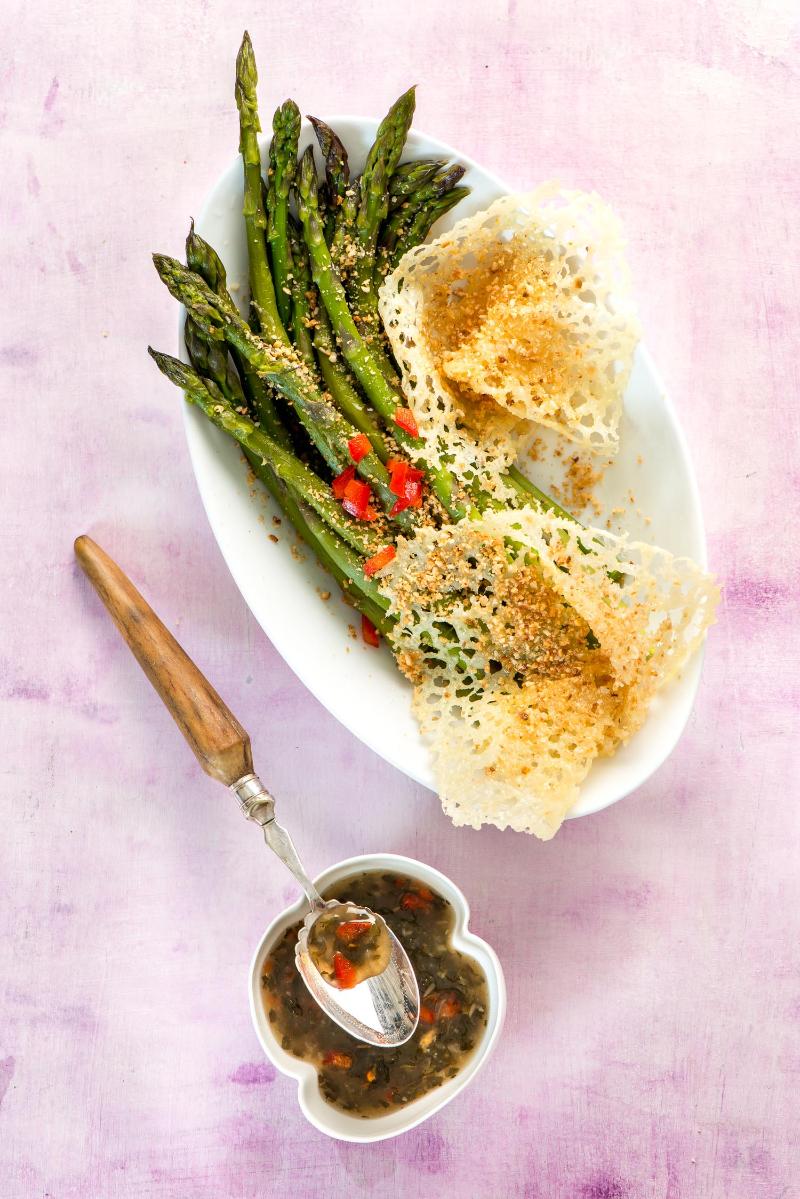 Esparragos con queso gratinado