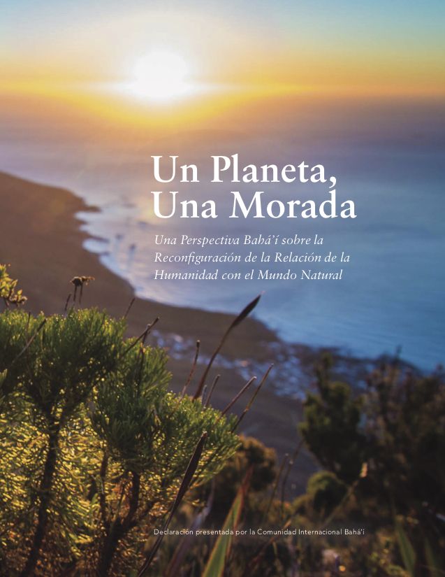 Una foto de un acantilado con el siguiente texto "Un Planeta, Una Morada. Una Perspectiva Baha'&iacute; sobre la Reconfiguraci&oacute;n de la Relaci&oacute;n de la Humanidad con el Mundo Natural"